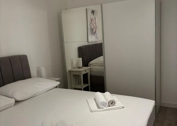 Sini Макарска